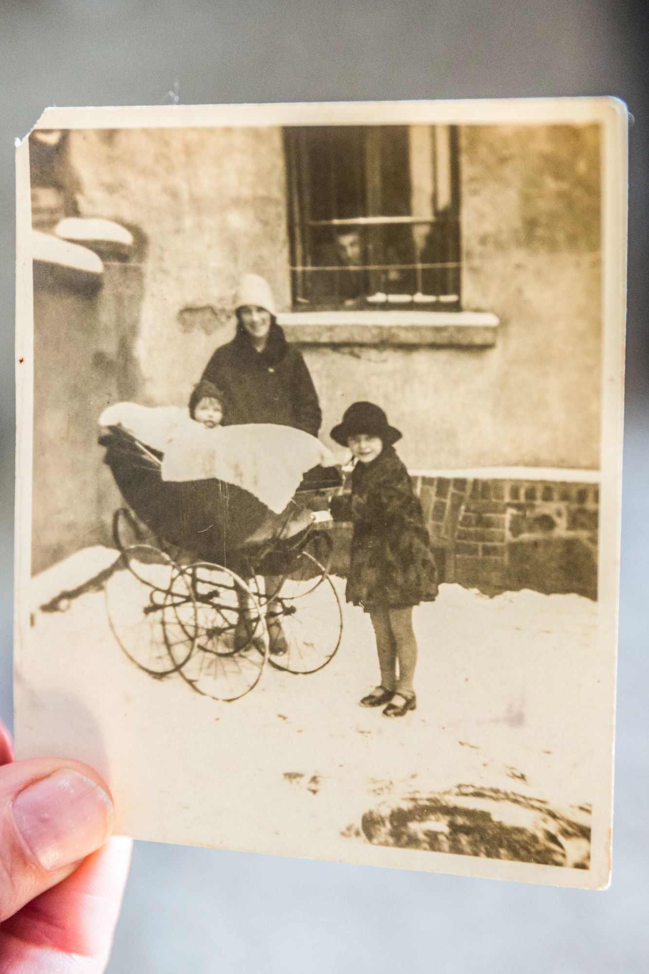 Ein Foto aus der Kindheit in Leipzig: im Kinderwagen Edith, die fünf Jahre ältere Gina daneben.