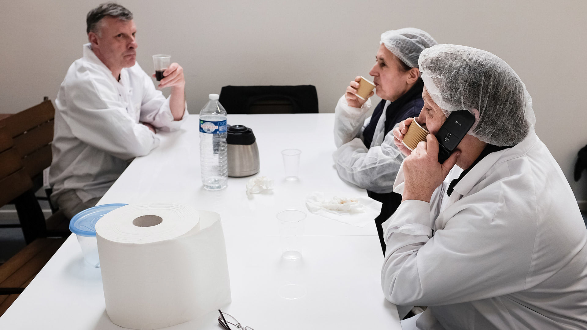 Marie-Claire (rechts) war in der alten Fabrik Teamleiterin. Sie bezog als erste ihren Posten in der neuen Werkstatt.