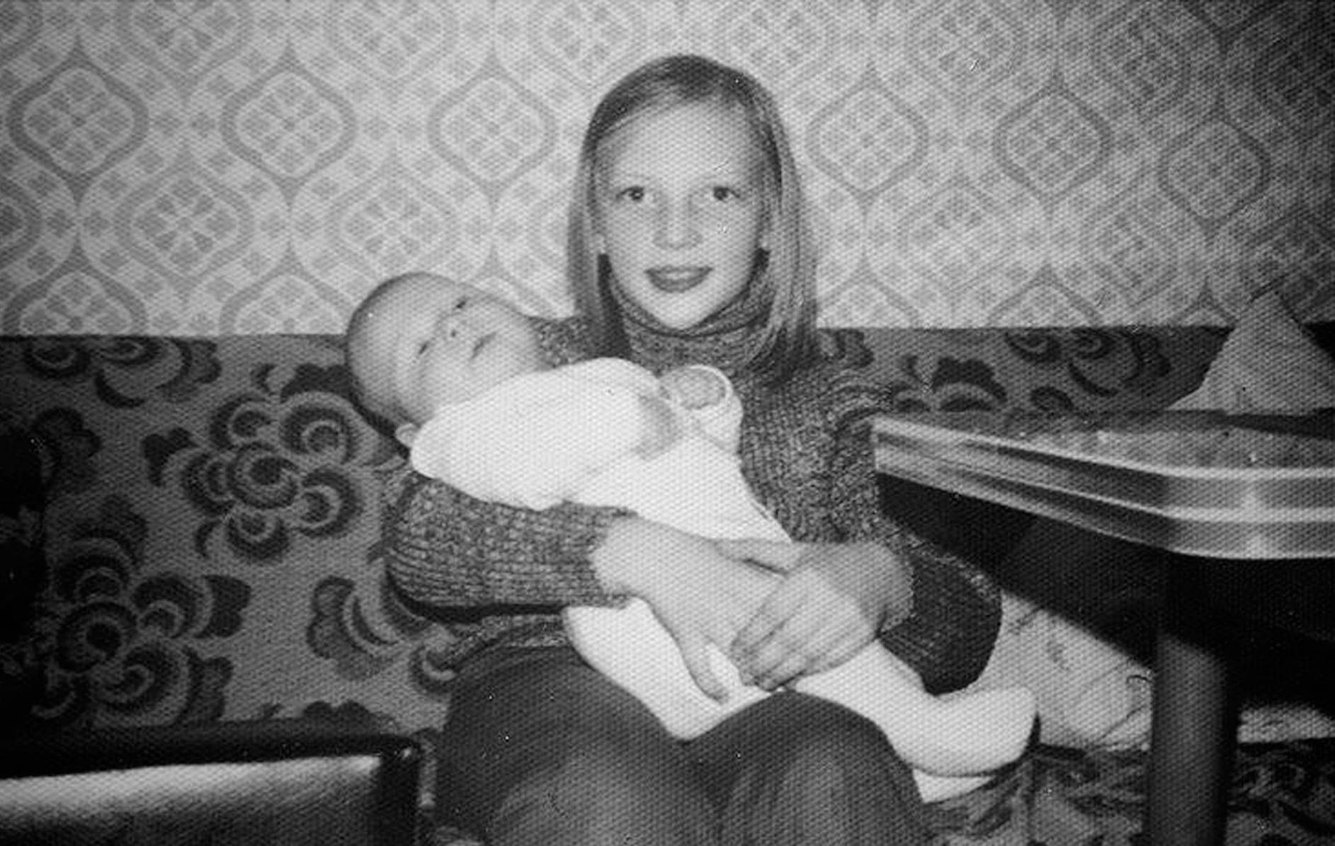 Achim Schmid mit seiner zweitältesten Schwester. Sie haben heute noch Kontakt.