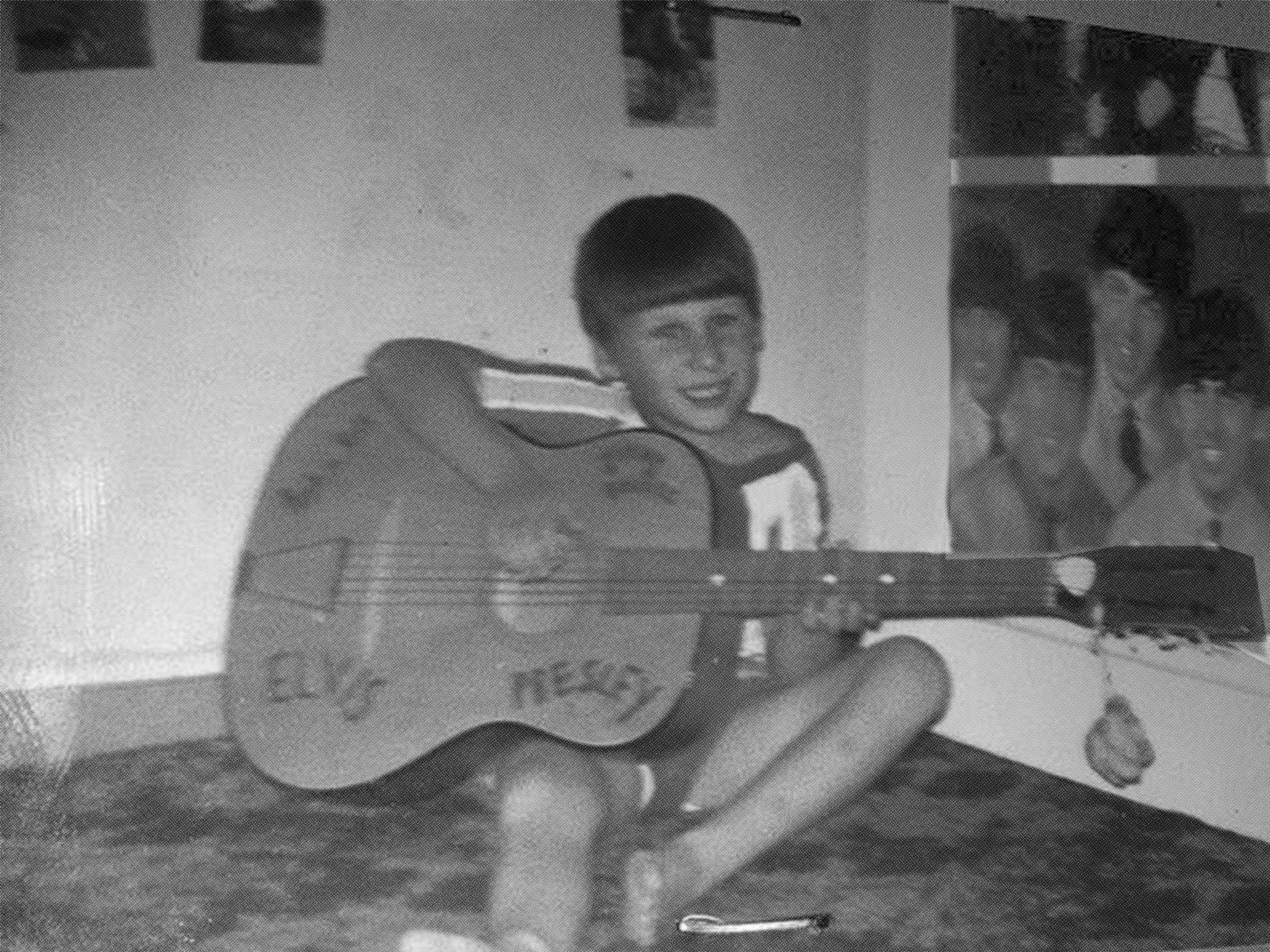 Die Liebe zur Musik entdeckte er früh. Später wurde er einer der bekanntesten "Rechtsrocker".