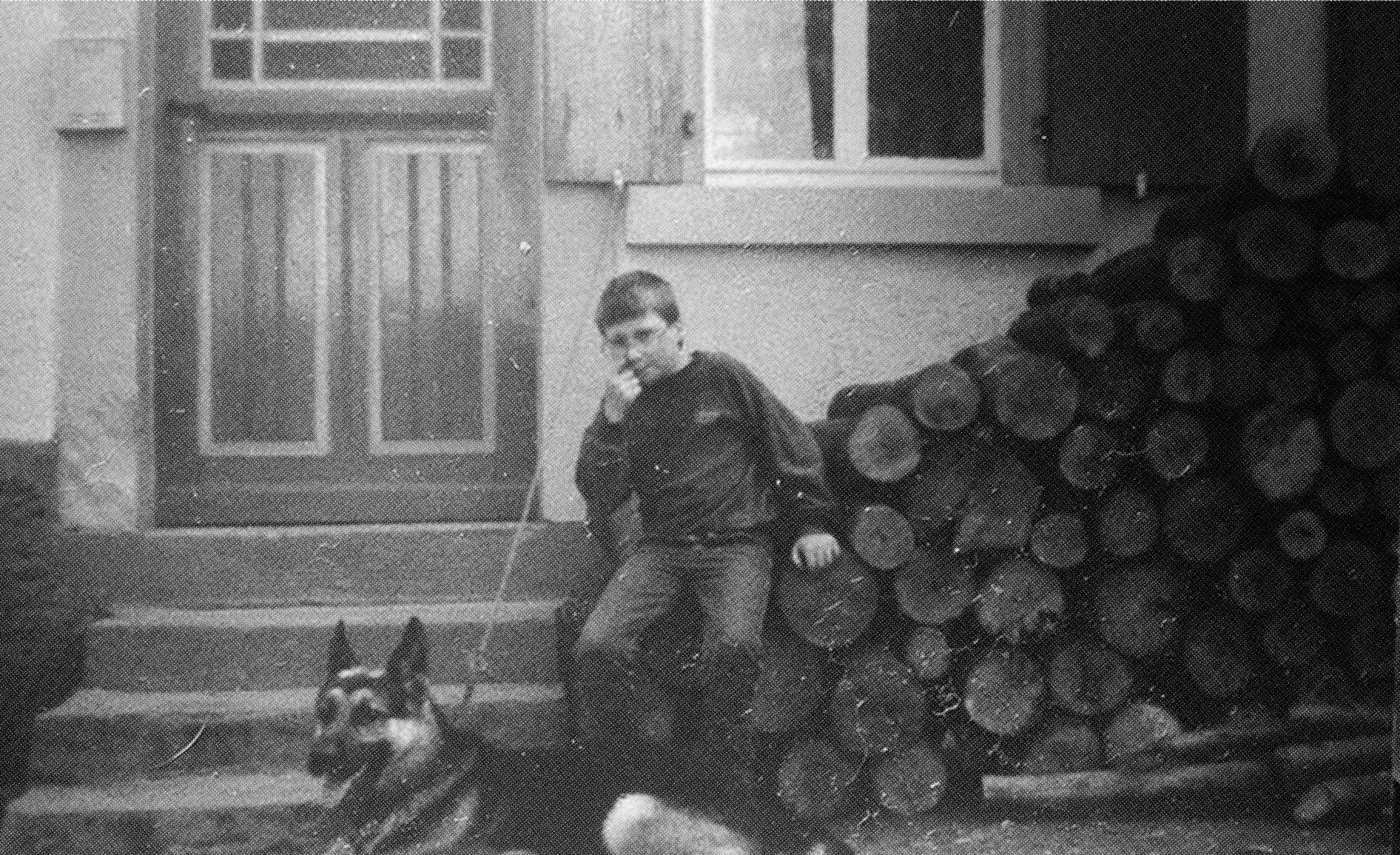 Schmid vor seinem Elternhaus.