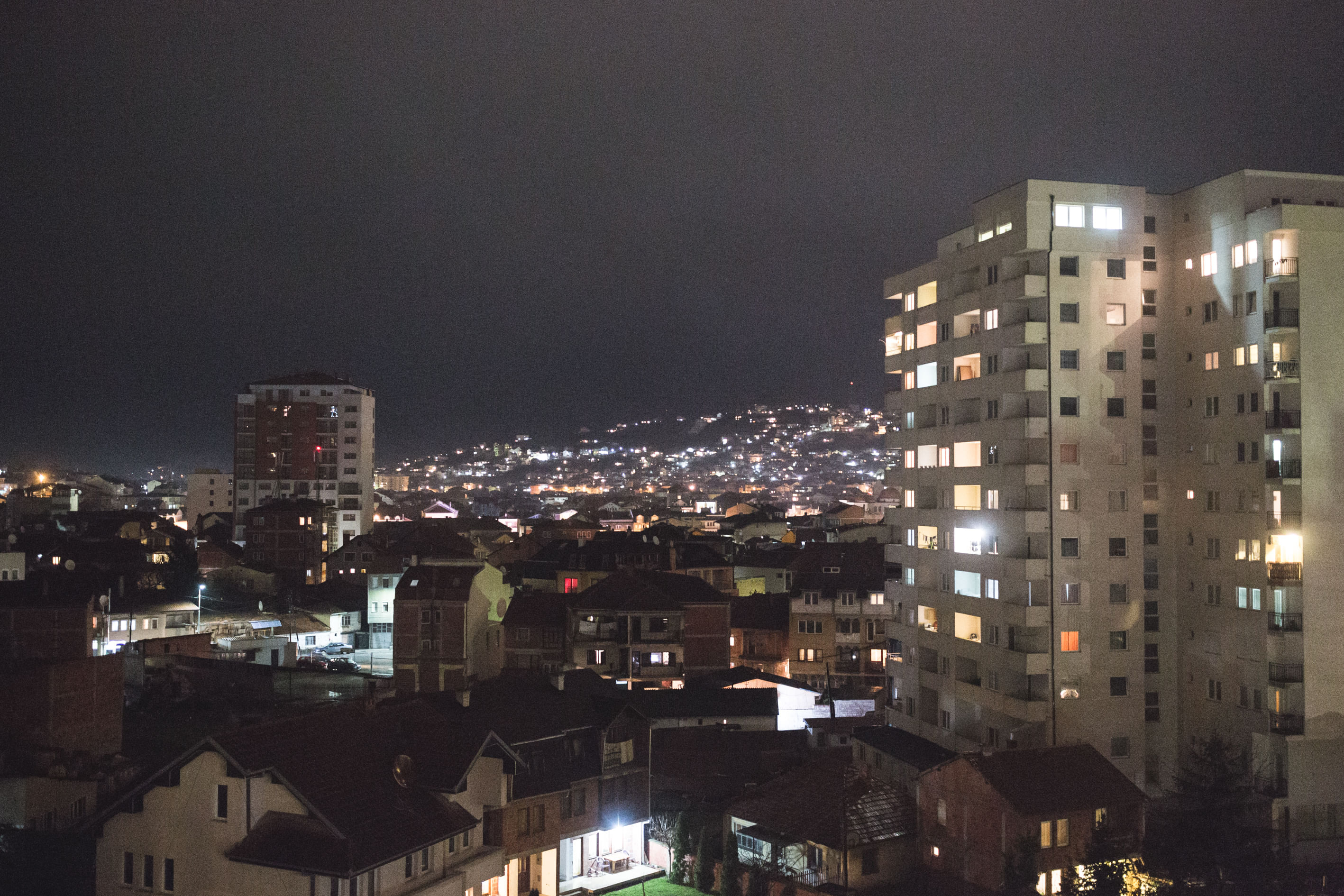 Prishtina bei Nacht. "Erst vor kurzem habe ich davon erfahren, dass es viele Jahre einen friedlichen Widerstand gegeben hat"