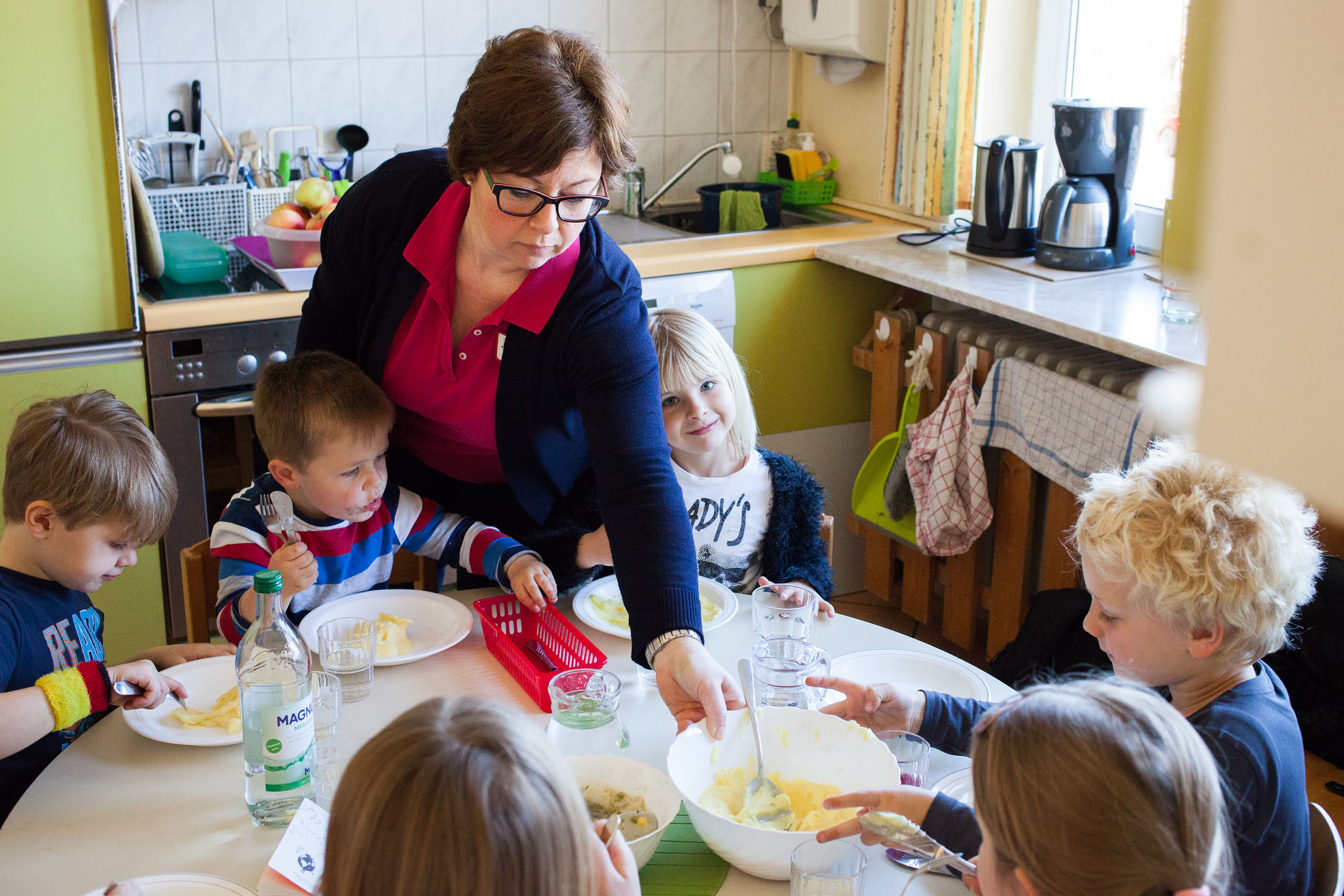 Beim Mittagessen isst jedes Kind nur das, was es mag. Erzieherin Norina akzeptiert das.