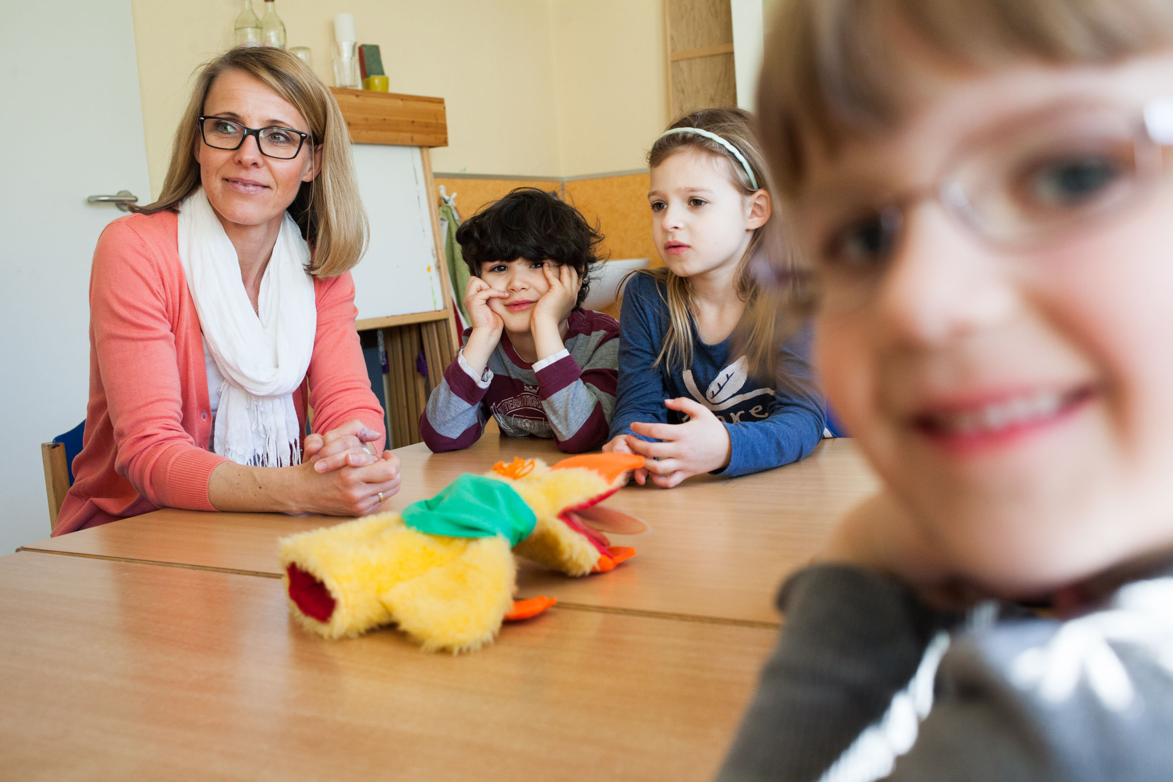 Der Kinderrat als Parlament der Kleinen: Erzieherin Moni hilft den Weitersager-Kindern.
