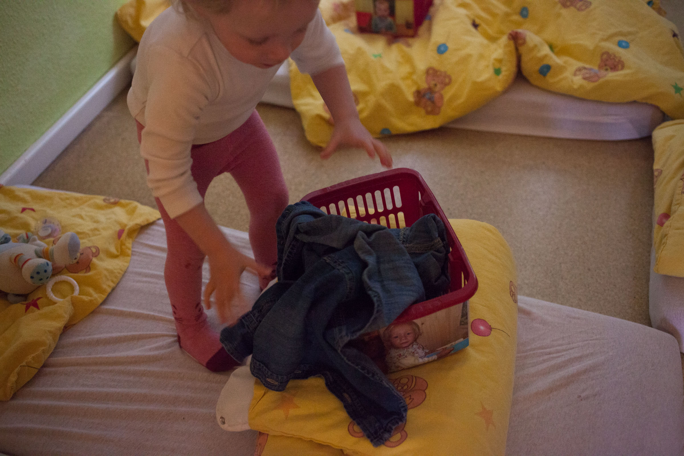 Wenn die zweijährige Lotti Mittagsschlaf macht, räumt sie ihre Sachen ordentlich in einen Korb.