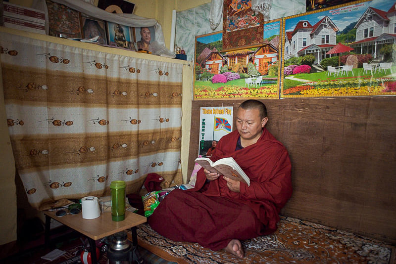 Autor Ven Bagdro in seiner Wohnung