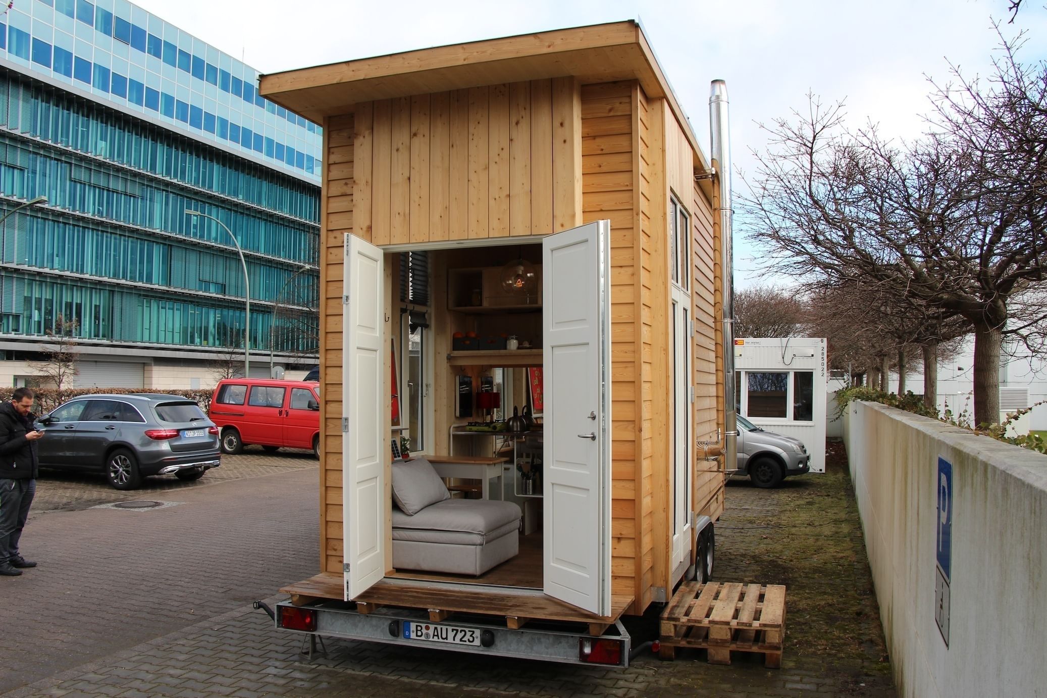Van Bo Le-Mentzel hat das Tiny House entworfen, das 6,4 Quadratmeter groß ist und 100 Euro Miete kosten soll.