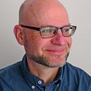 Eberhard Schäfer, 55, ist Diplompolitologe, systemischer Berater sowie Therapeut und selbst Vater eines 34-jährigen Sohnes. Schäfer arbeitet im Väterzentrum e.V. in Berlin. Der Verein will engagierte Väter durch ein breites Programm fördern, vernetzten, informieren und auch rechtlich beraten.