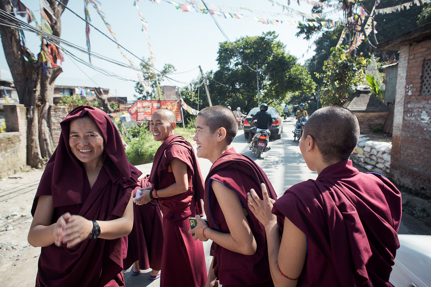 Junge buddhistische Nonnen am Swayambhunath Tempel in Kathmandu, Nepal.