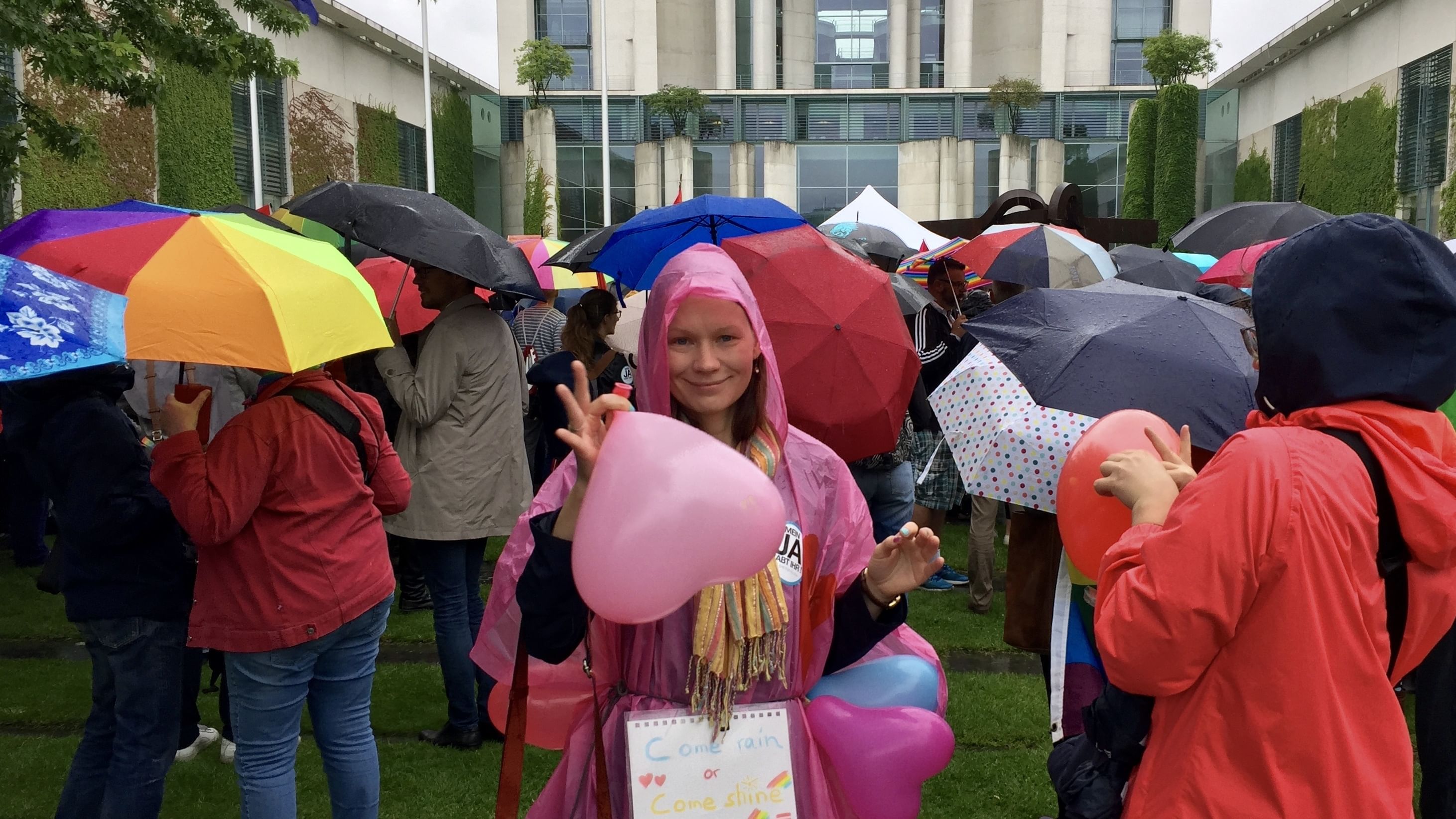 "Come Rain or Shine" - Demonstranten vor dem Kanzleramt während der Abstimmung über die Ehe für alle.