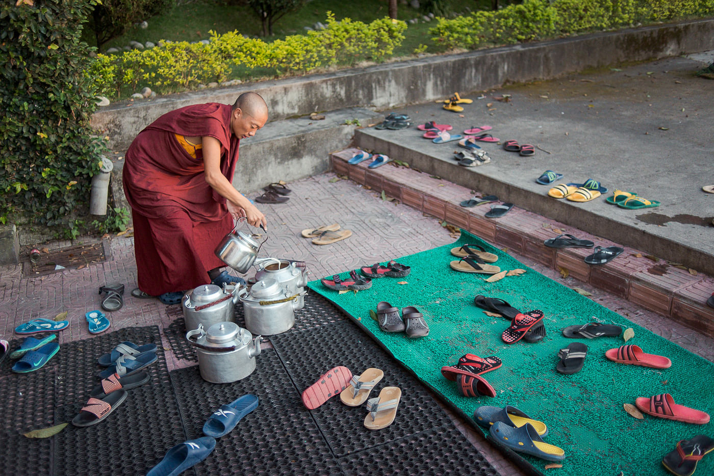 Teezubereitung in einem buddhistischen Rato-Tempel in Kathmandu, Nepal.