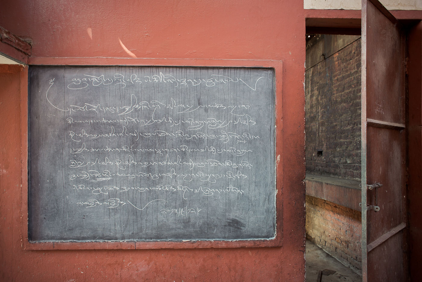 Unterrichtstafel in einem buddhistischen Rato-Tempel in Kathmandu, Nepal.