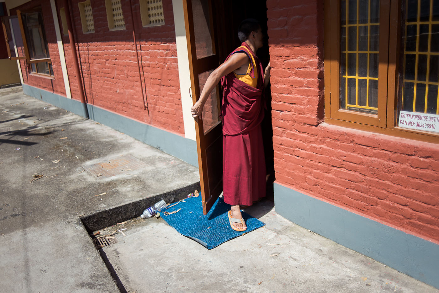 Mönch in einem buddhistischen Rato-Tempel in Kathmandu, Nepal.