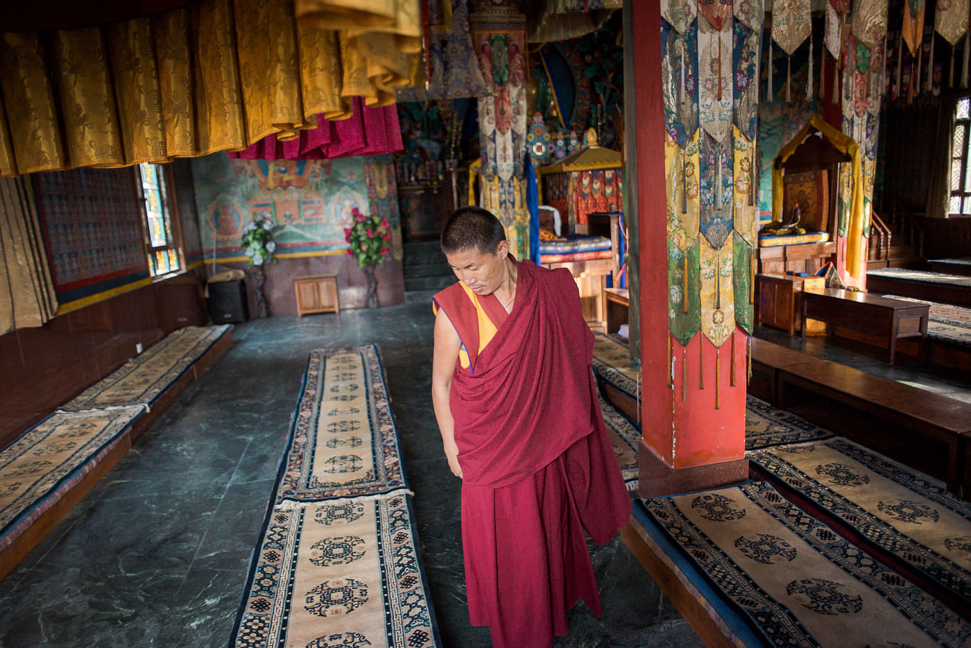 Mönch in einem buddhistischen Rato-Tempel in Kathmandu, Nepal.
