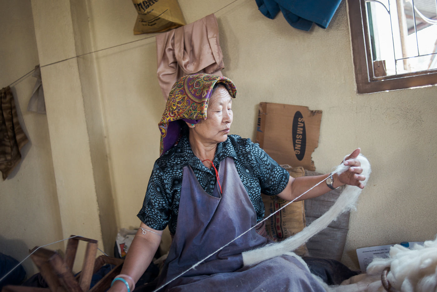 Ein tibetischer Flüchtling in Kathmandu, Nepal. Die Arbeit in der Teppichfabrik ist oftmals die einzige Chance der Neuankömmlinge, Fuß zu fassen.