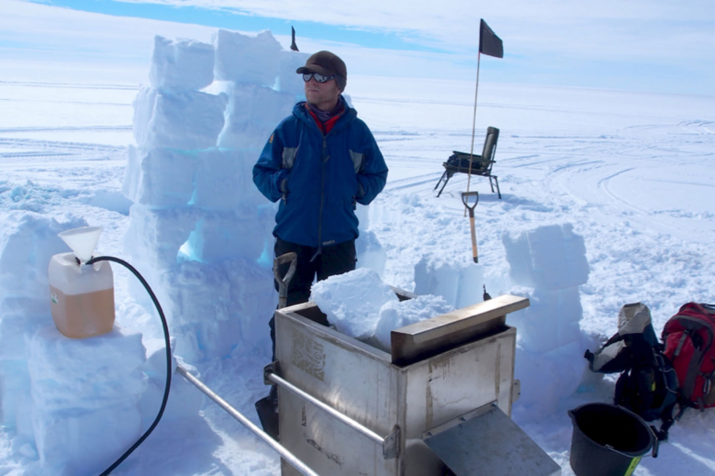 Luckman bereitet sich darauf vor, mit heißem Druckwasser ein Loch in das Larsen-C-Eisschelf zu bohren.