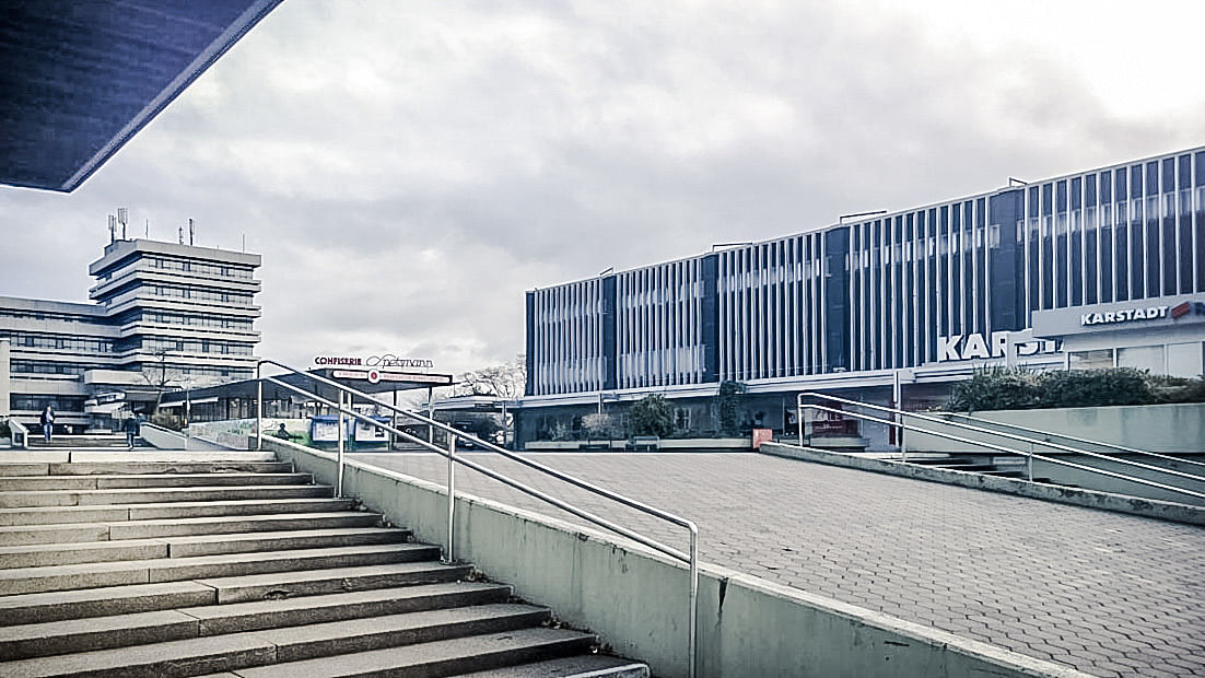 Schillerplatz in Iserlohn mit Rathaus und Karstadt: Von Dichterinspiration keine Spur.