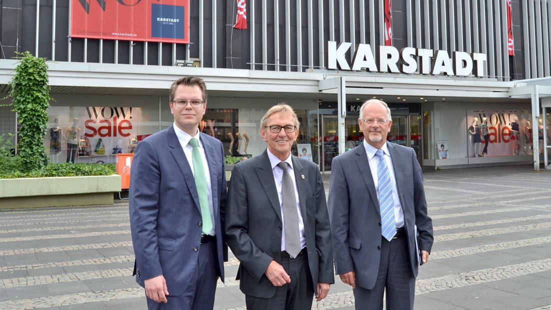 Bürgermeister Peter Paul Ahrens (Mitte), mit Stadtkämmerer Friedhelm Kowalski (r.) und Bauressortleiter Mike Janke vor "ihrem" Karstadt.