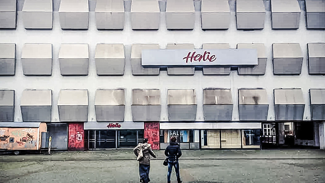 Ruine mit Bauwagen: Hertie in Porz ist seit fünf Jahren geschlossen.
