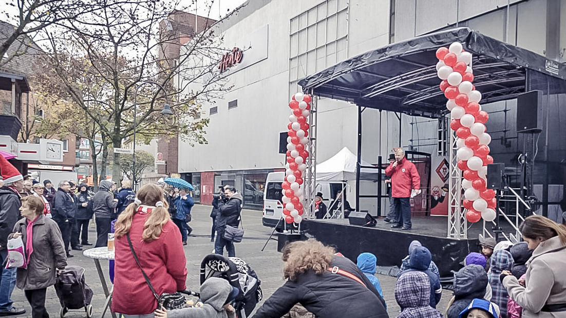 Saison-Eröffnung vor Ruine: Die Porzer Karnevalisten lassen sich die Stimmung nicht verderben.