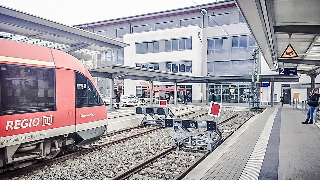 Bahnhof in Iserlohn: Modernes Bürogebäude mit "Döneria" (leider nicht im Bild).