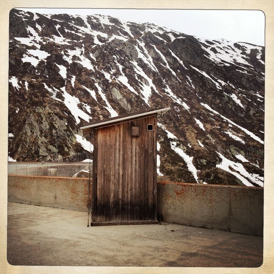 Hütte auf der Krone der Staumauer