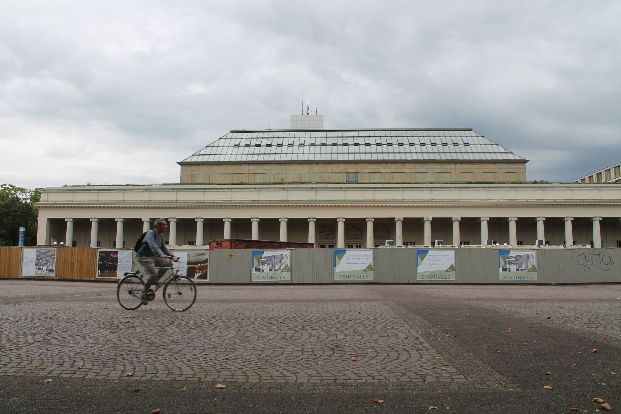 In der Stadthalle von Karlsruhe trafen sich 1980 mehr als 1.000 Delegierte, um die Bundespartei Die Grünen zu gründen.