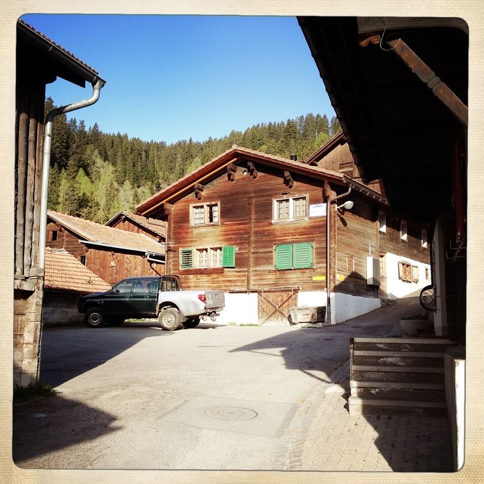 Der Weiler Mutschnengia. Das Haus im Vordergrund ist zu verkaufen.