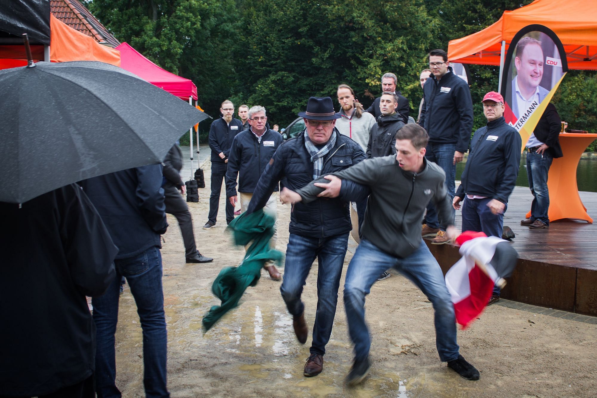 Dafür feiert die Antifa später die CDU Bünde – ein Parteimitglied klaut den Neonazis die Fahne.