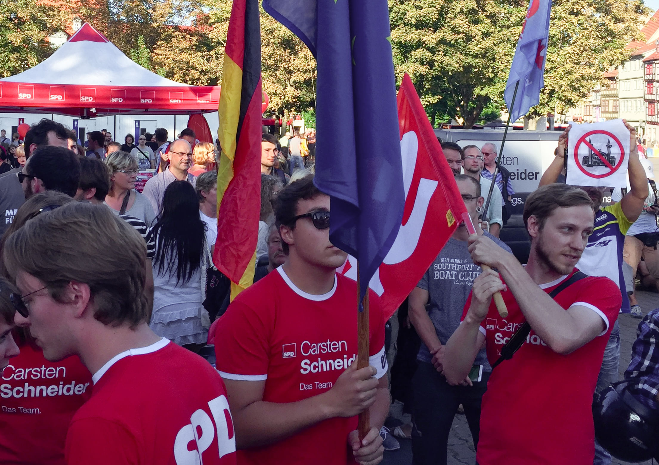 SPD-Anhänger kesseln AfD-Anhänger in Erfurt ein