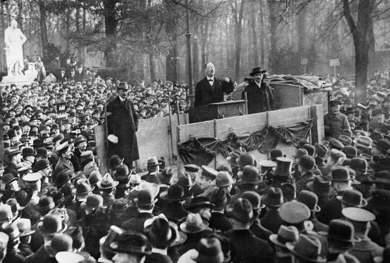Karl Liebknecht als Redner bei einer Revolutionskundgebung im Dezember 1918 im Berliner Tiergarten