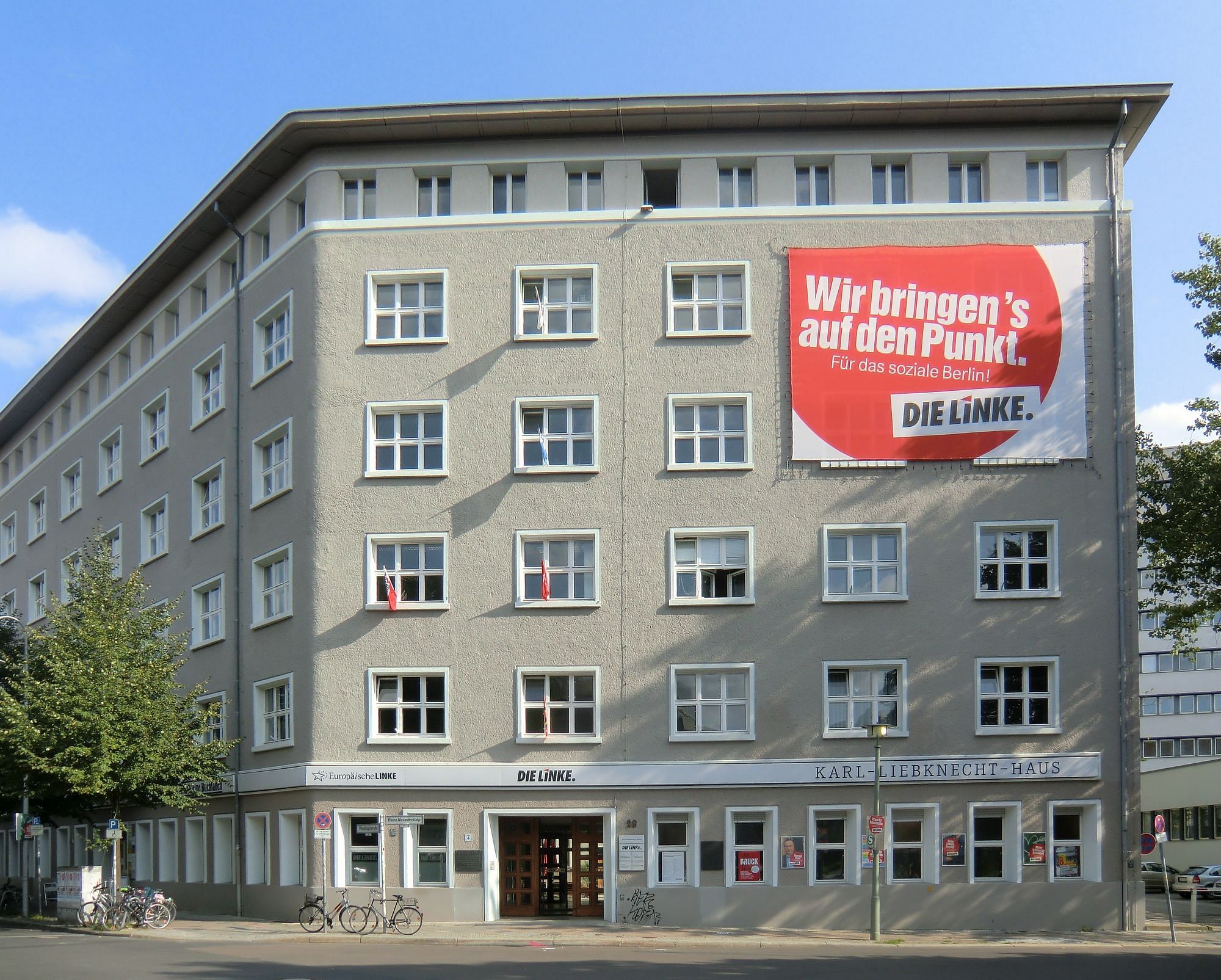 Karl-Liebknecht-Haus. Das Haus befand sich zunächst im Besitz der KPD (Sitz des Zentralkomitees), später im Besitz der SED. Heute ist es die Zentrale der Partei Die Linke.