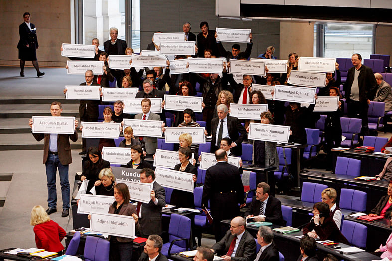 Am 26. Februar 2010 demonstrierten rund 50 von 76 Abgeordneten der Linksfraktion im Deutschen Bundestag gegen den Einsatz der Bundeswehr in Afghanistan, weshalb sie wegen Verstoßes gegen die Geschäftsordnung von der Sitzung ausgeschlossen wurden.