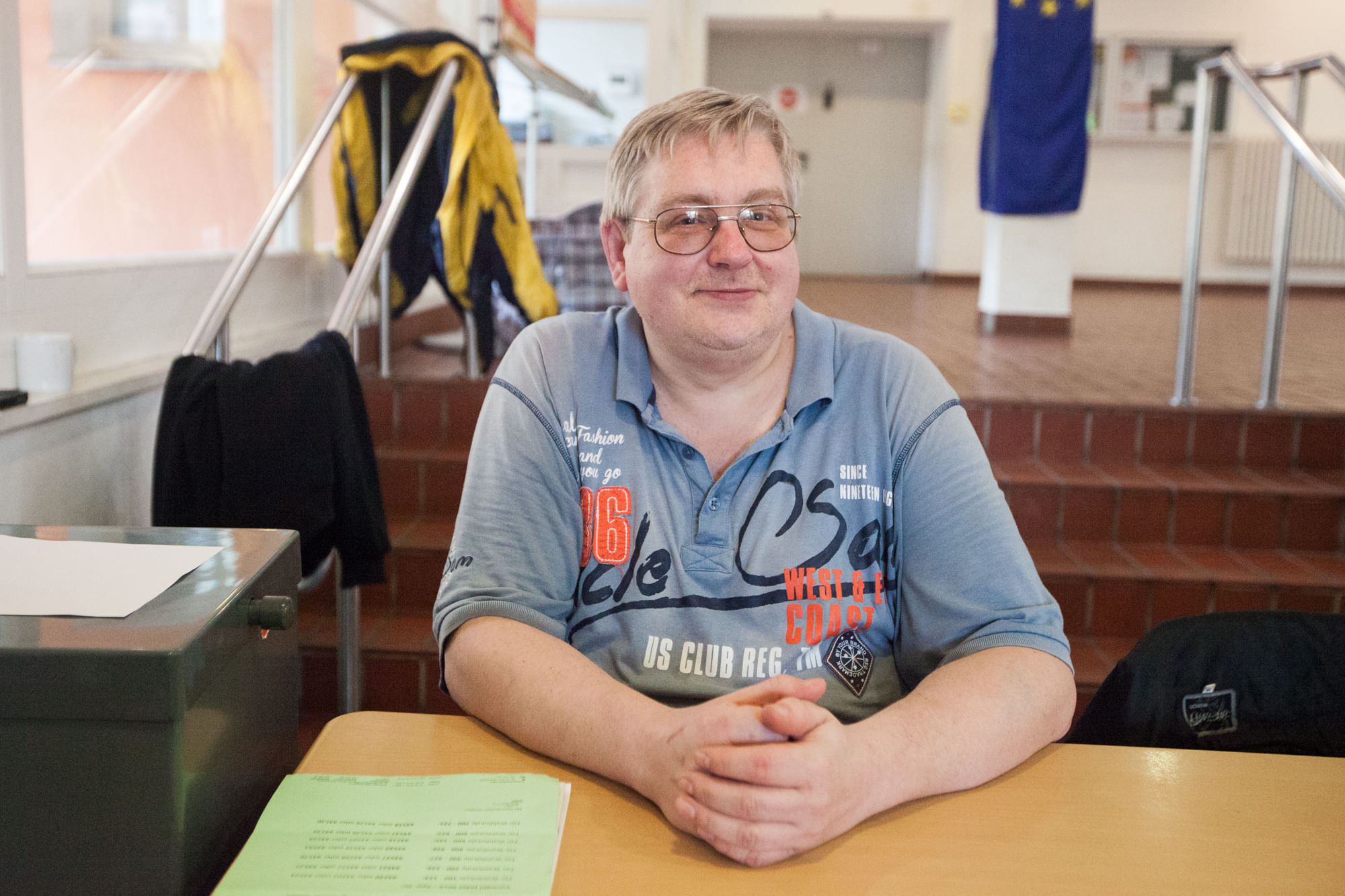 Wahlvorstand Wigbert Siller hatte schon mehr schwierige Kunden an der Kasse, als man sich vorstellen kann