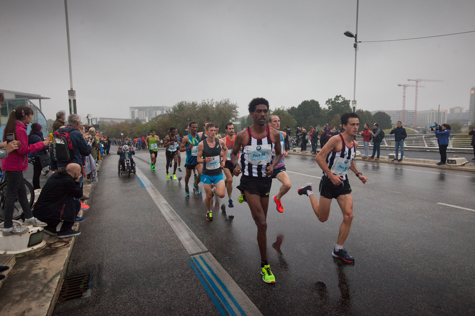 Marathon-Läufer vor dem Kanzleramt