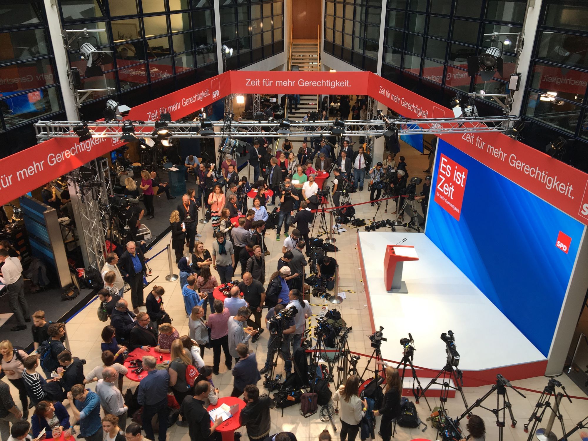 Gespanntes Warten im Willy-Brandt-Haus