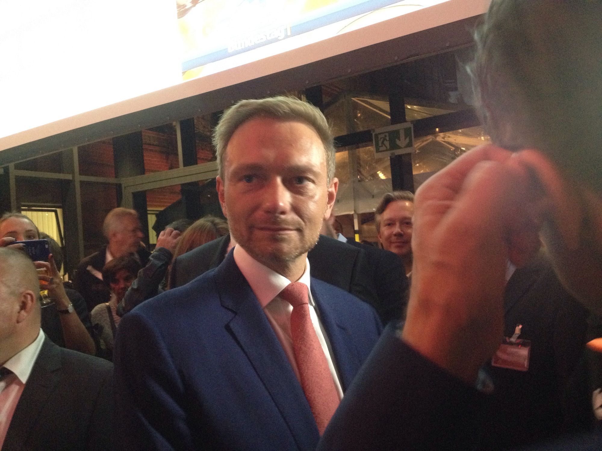 "Oh, oh, da ist der Christian, der Linde-Män", seufzen die FDP-Damen als Lindner noch ein Bad in der siegestrunkenen Menge nimmt