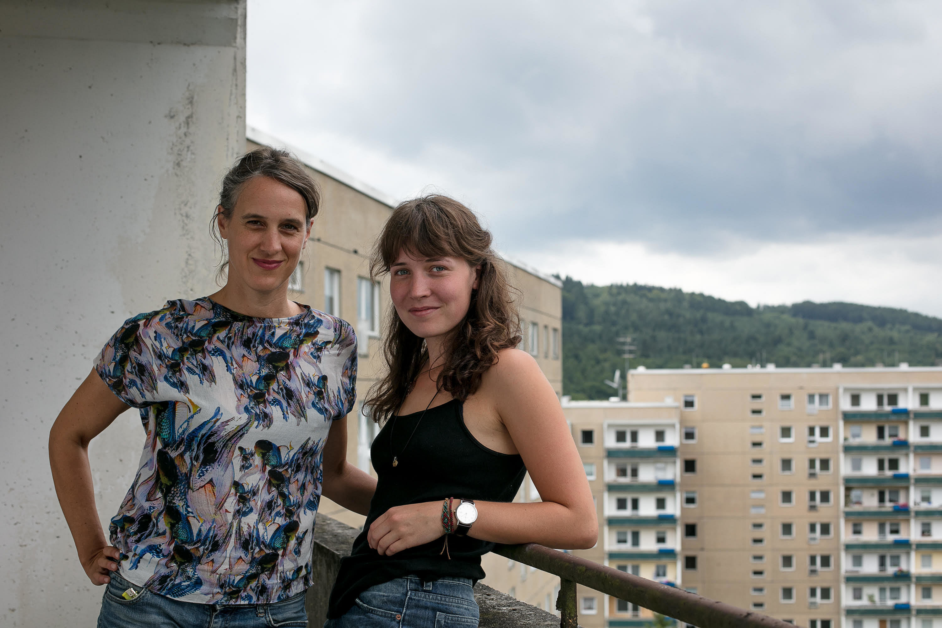 Autorin Julia Jürgens und Fotografin Maria Rohweder sind für diese Reportage drei Wochen in einen Neubaublock in der sächsischen Kleinstadt Aue gezogen