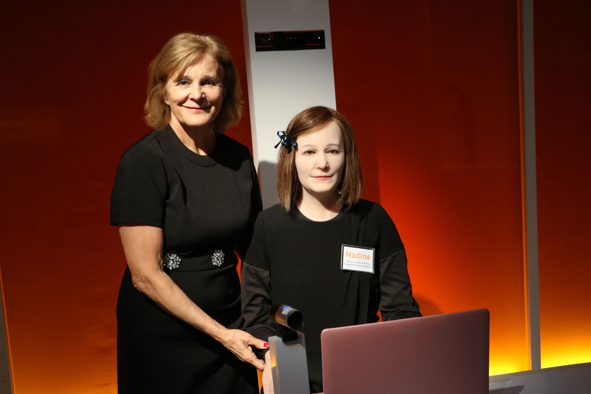 Professor Thalmann und ihr Roboter Nadine.