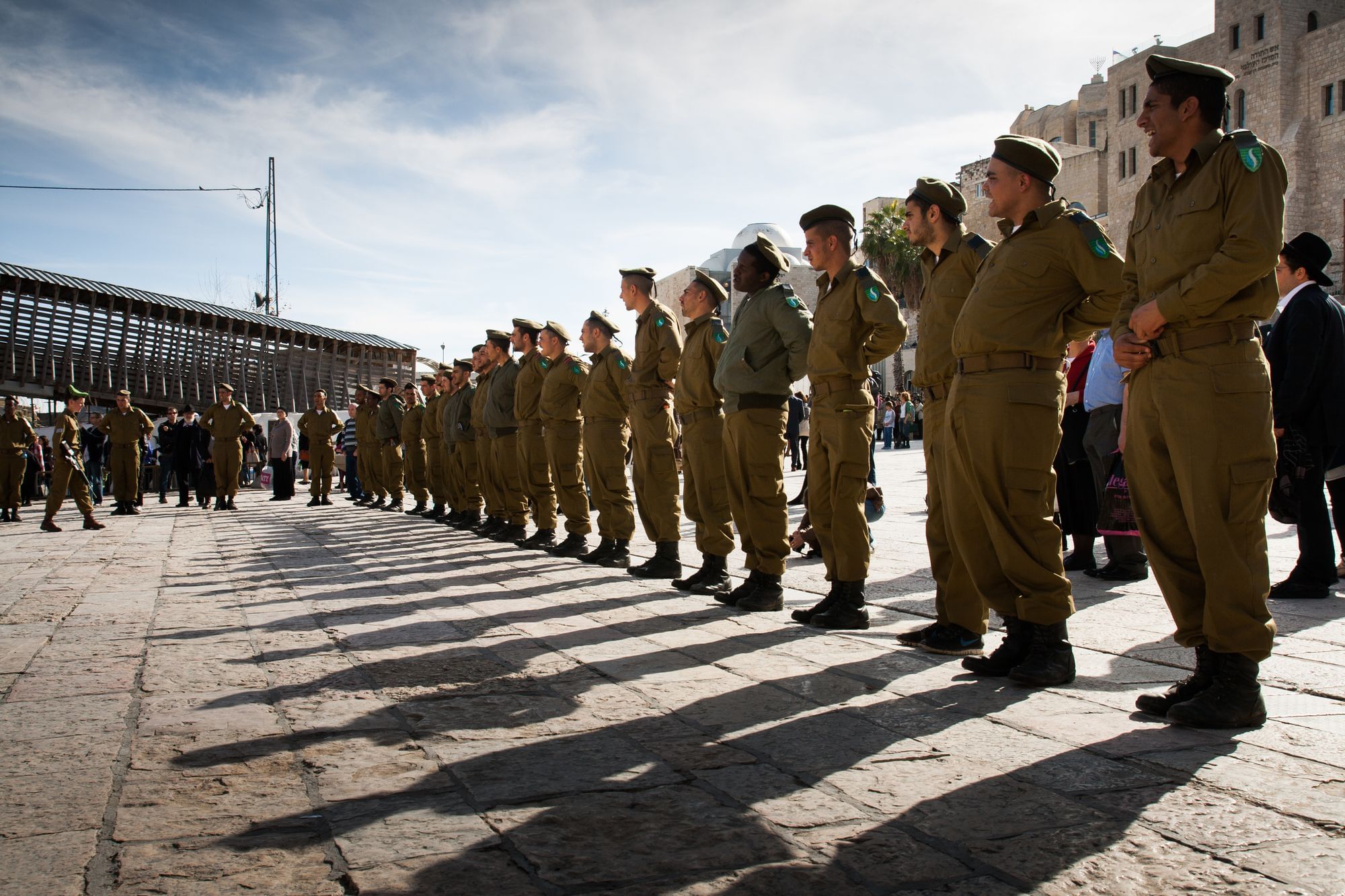 Nachdem Israel im Sechs-Tage-Krieg die Klagemauer erobert hatte, räumte es die Gebäude, die direkt davor lagen und schuf eine Plaza - auf der heute neue Rekruten der israelischen Armee vereidigt werden.
