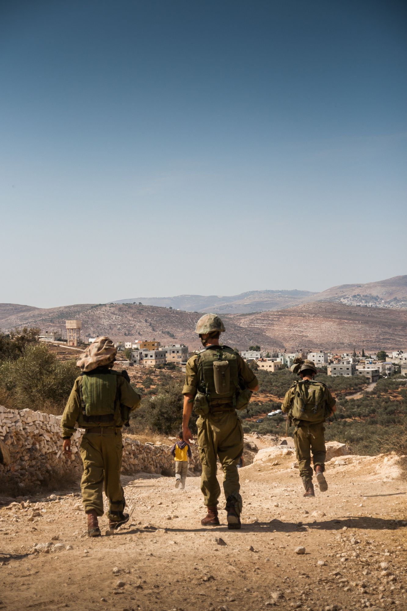 Eine Patrouille der israelischen Armee sperrt im Westjordanland eine Straße ab.