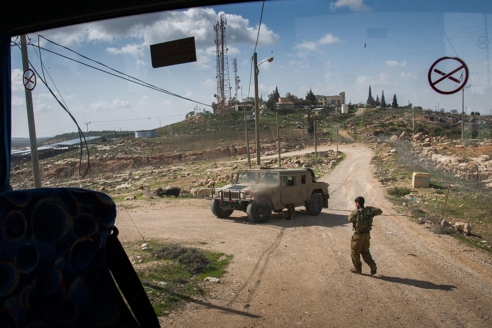 Die Zufahrt zu einer provisorischen israelischen Siedlung im Westjordanland wird von einer Streife der Armee bewacht.