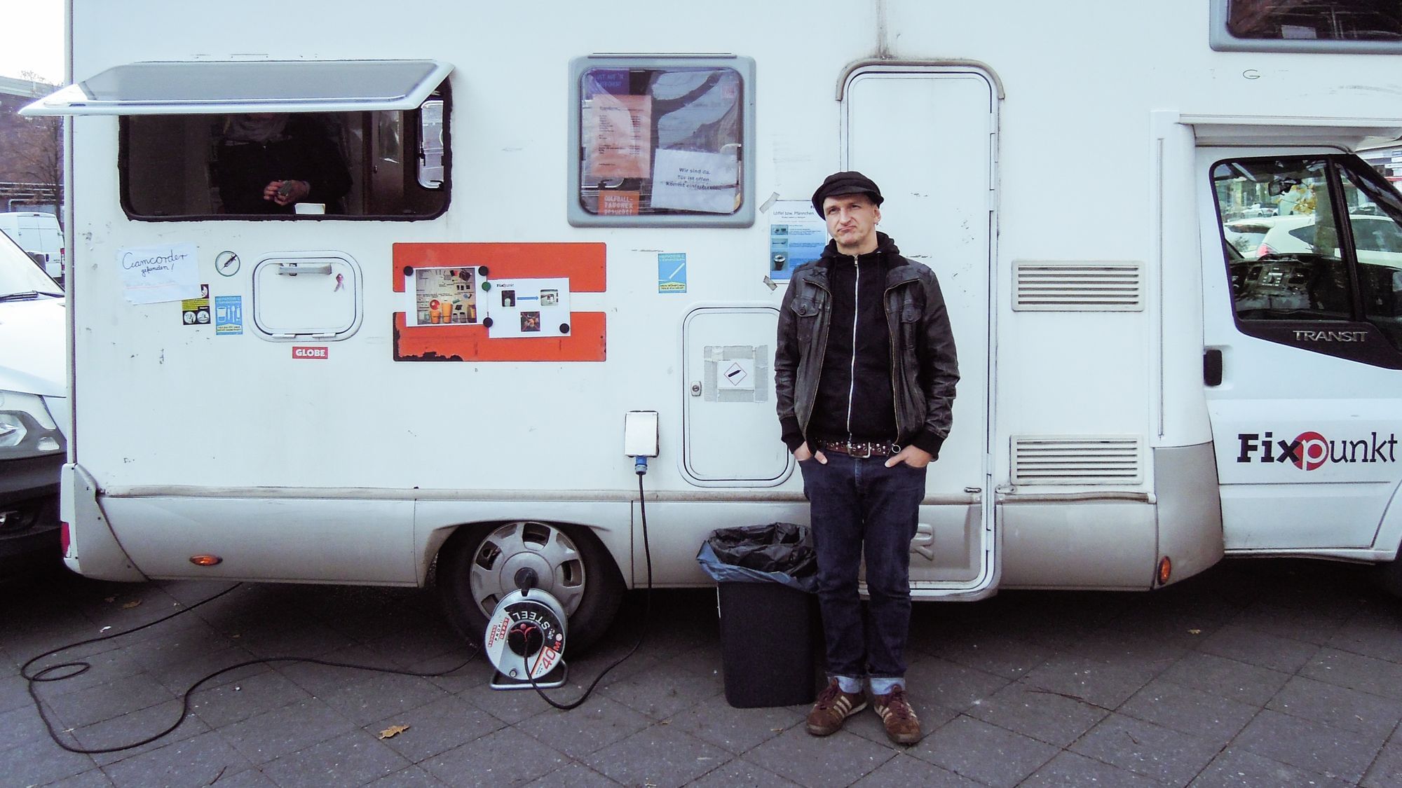 Sozialarbeiter Matthias Frötschl vor seinem umgebauten Wohnmobil