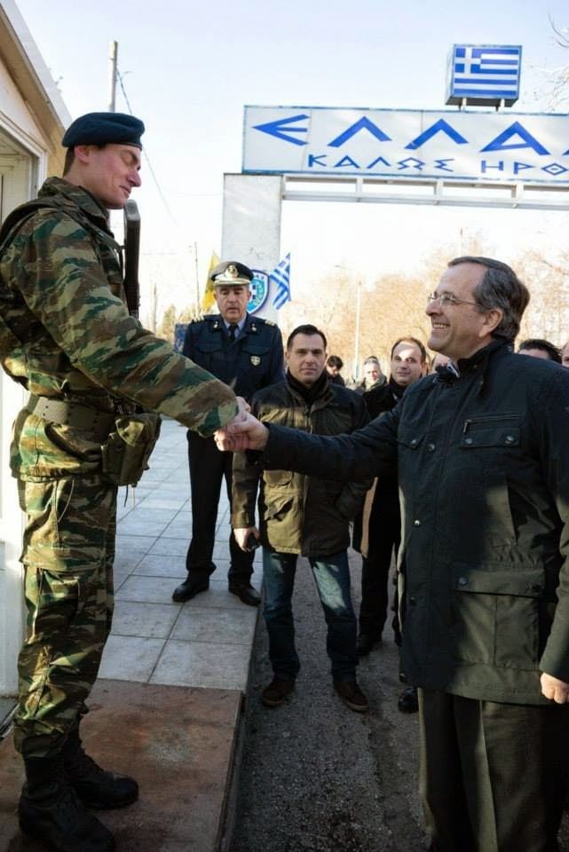 Ministerpräsident Antonis Samaras grüßt mich an der Kette