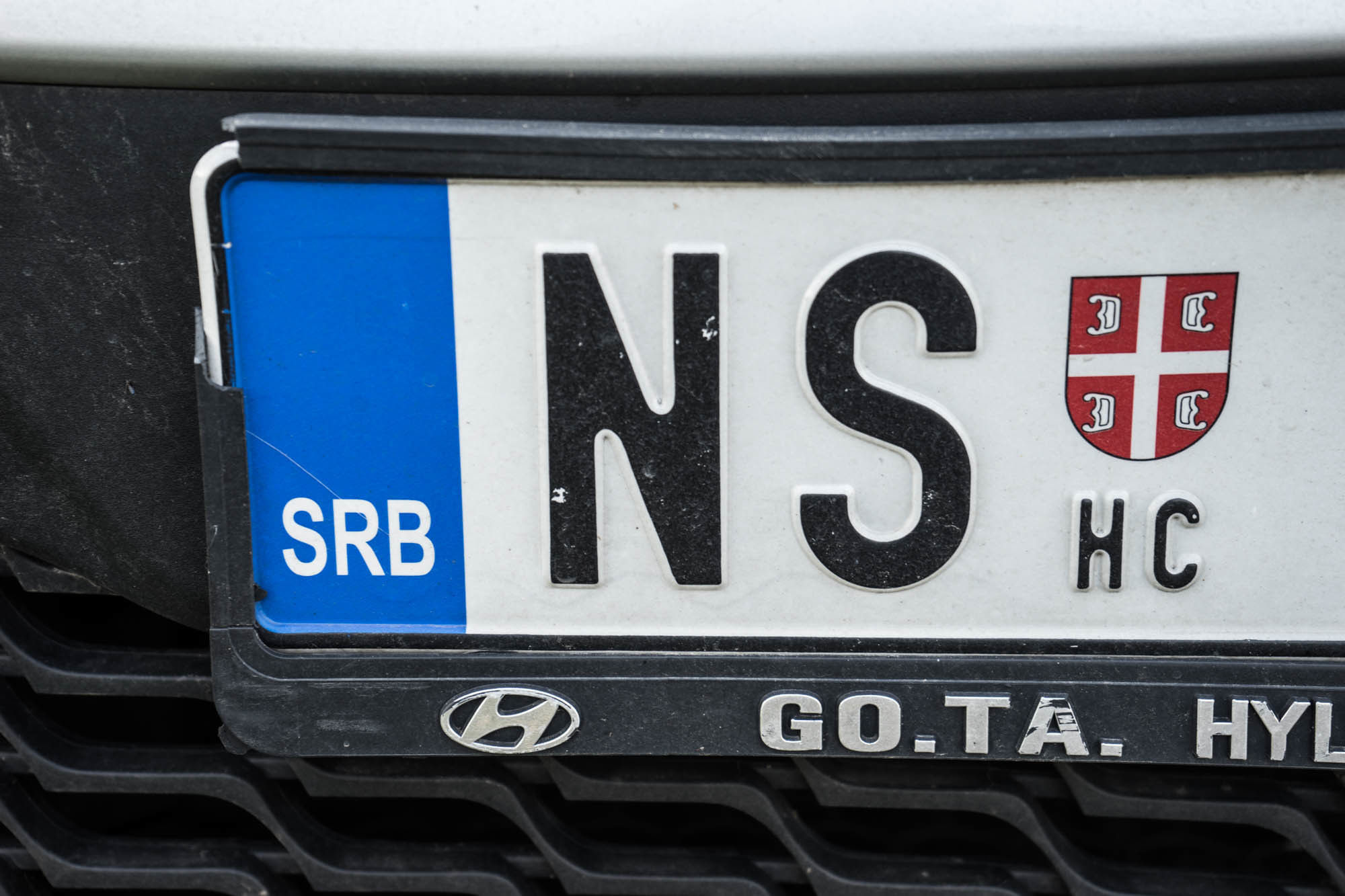 Noch fehlen die gelben EU-Sterne auf den Nummernschildern der Autos.