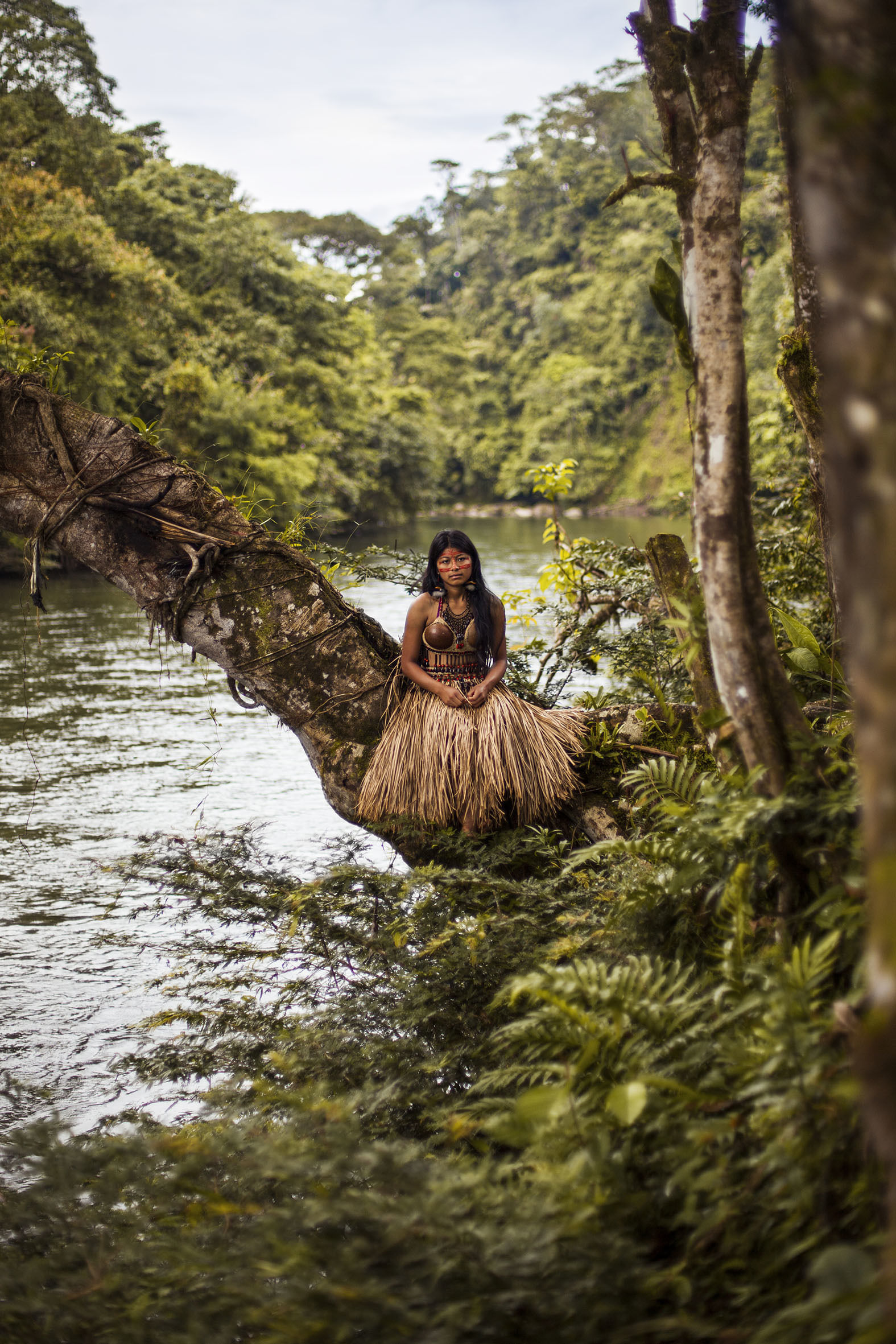 Amazonas-Regenwald, Ecuador: Die meisten Ureinwohner im Amazonas tragen in ihrem Alltag mittlerweile moderne Kleidung. Aber sie behalten ihre traditionellen Gewänder für besondere Ereignisse. Diese junge Frau wollte in ihrem Hochzeitskleid fotografiert werden.