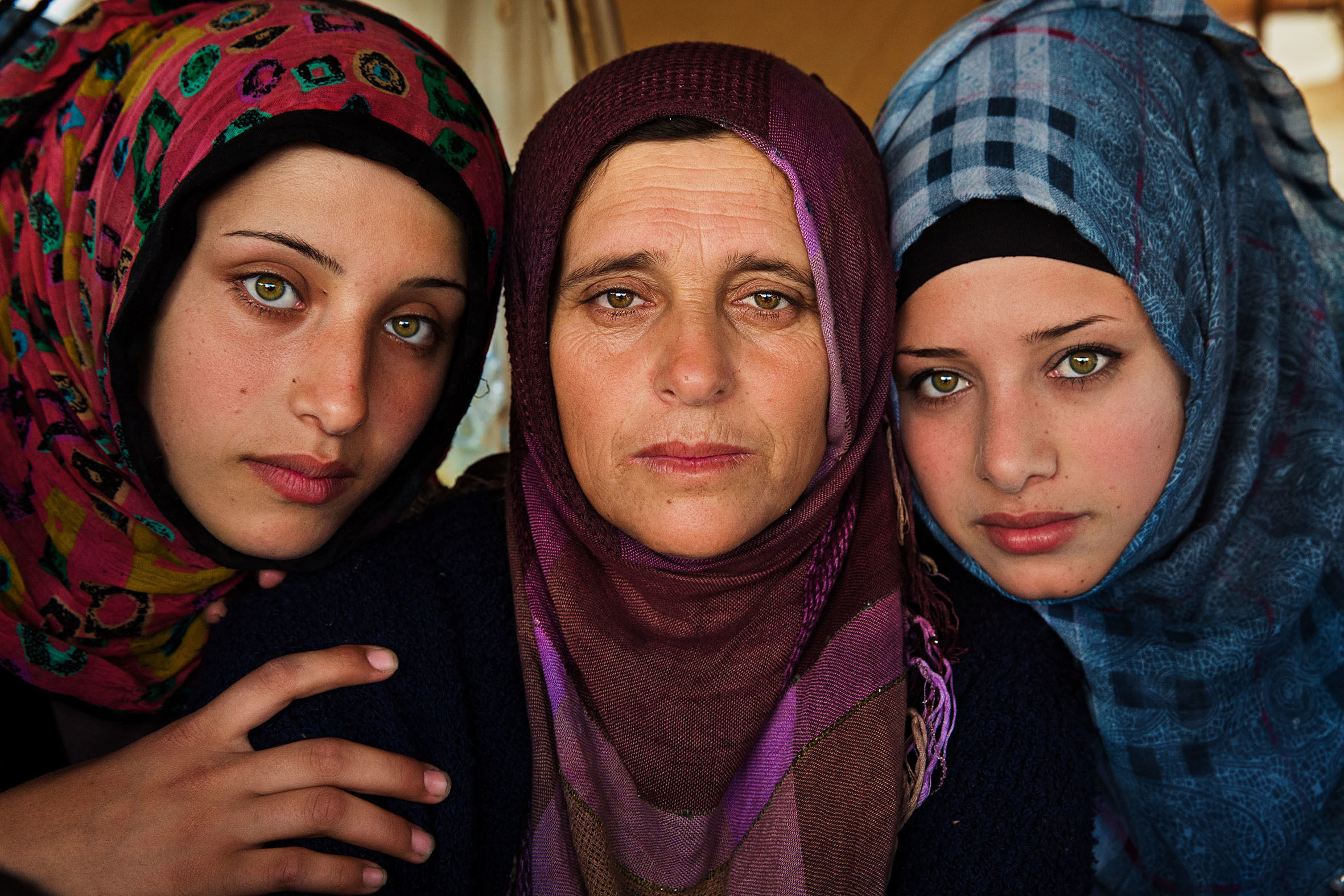 Idomeni, Griechenland: Diese Mutter und ihre beiden Töchter sind vor dem Krieg in Syrien geflohen. Noroc traf sie im Flüchtlingslager Idomeni an der griechischen Grenze zu Mazedonien.