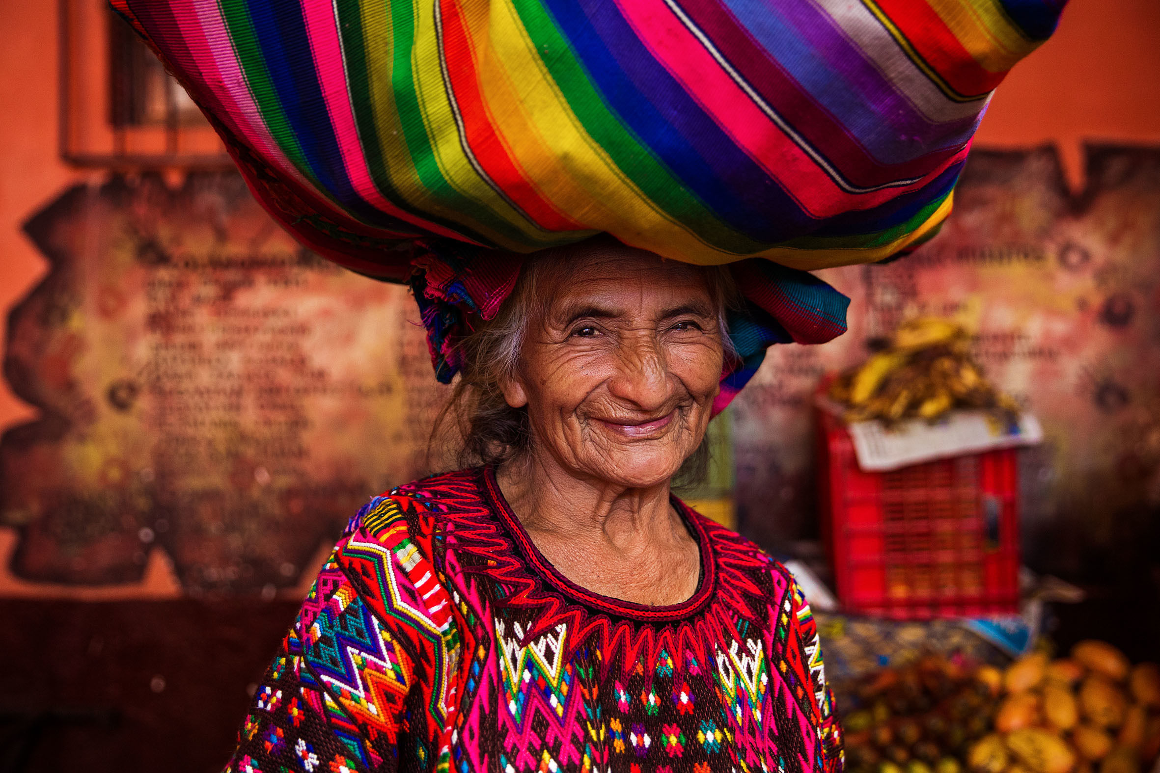 Chichicastenango, Guatemala: „Viele Frauen dieser Welt tragen jeden Tag schwere Lasten, im wörtlichen und im übertragenen Sinn. Sie tun es, wie diese Frau, mit einem Ja zum Leben“, beschreibt Noroc ihre Erfahrung.