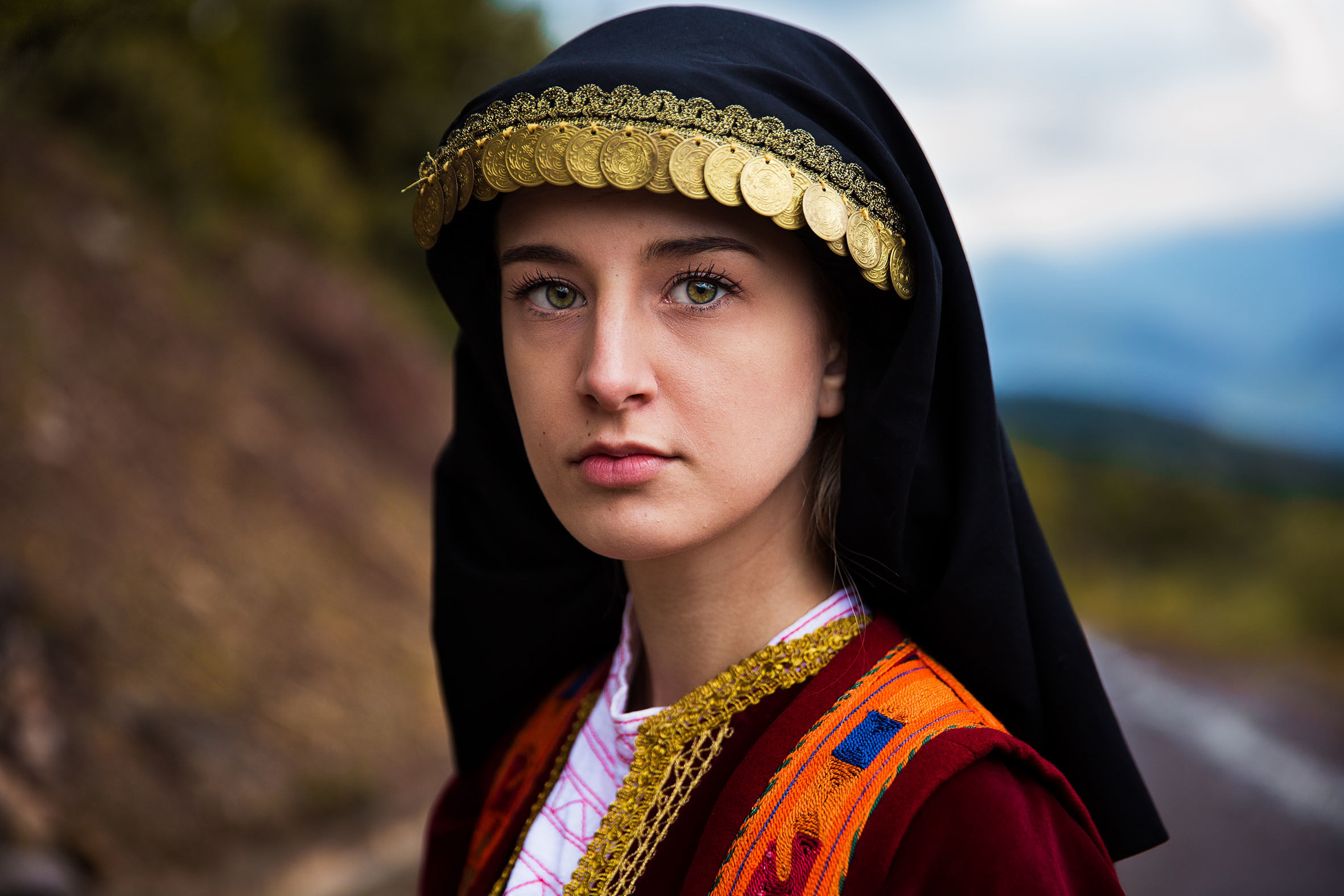 Delphi, Griechenland: An normalen Tagen arbeitet Eleni im Restaurant ihrer Eltern. Doch einmal im Jahr, zu Ostern, zieht sie sich an wie auf dem Bild. Noroc schreibt dazu: „Es ist faszinierend zu sehen, dass ein modernes Land wie Griechenland sich so viele seiner alten Traditionen bewahrt.“
