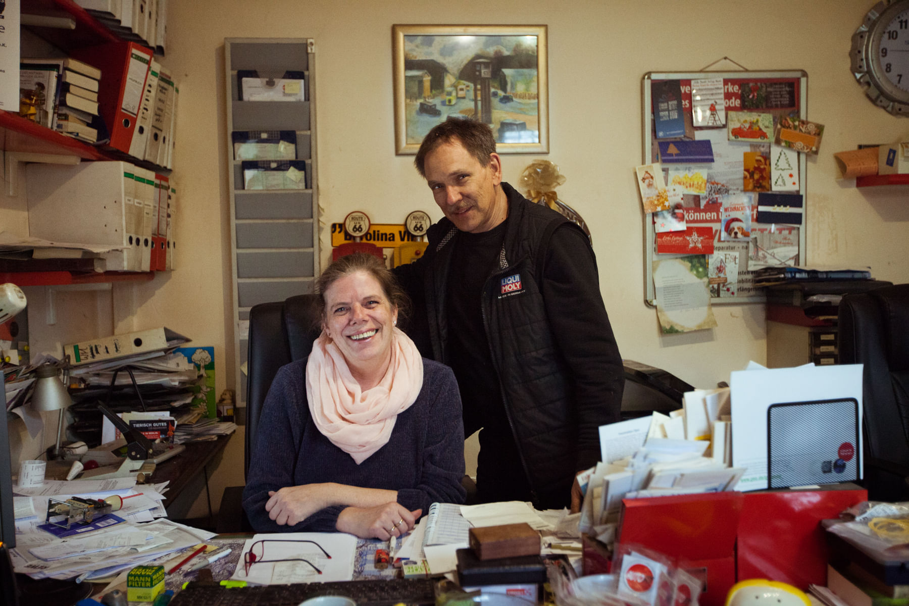 Anja und Andreas Grün bilden in ihrer Werkstatt einen jungen Syrer aus